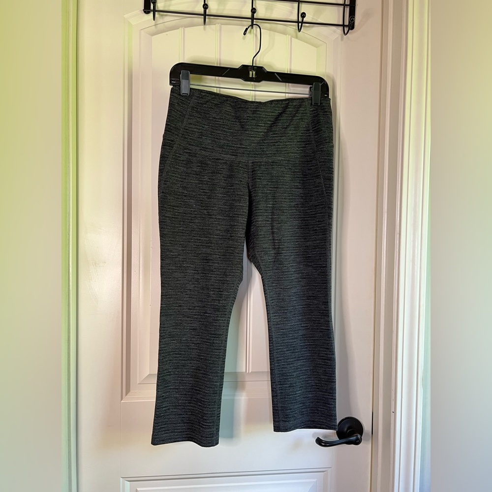 All In Motion Women’s Medium Black/Grey 3/4 Capri Length Leggings